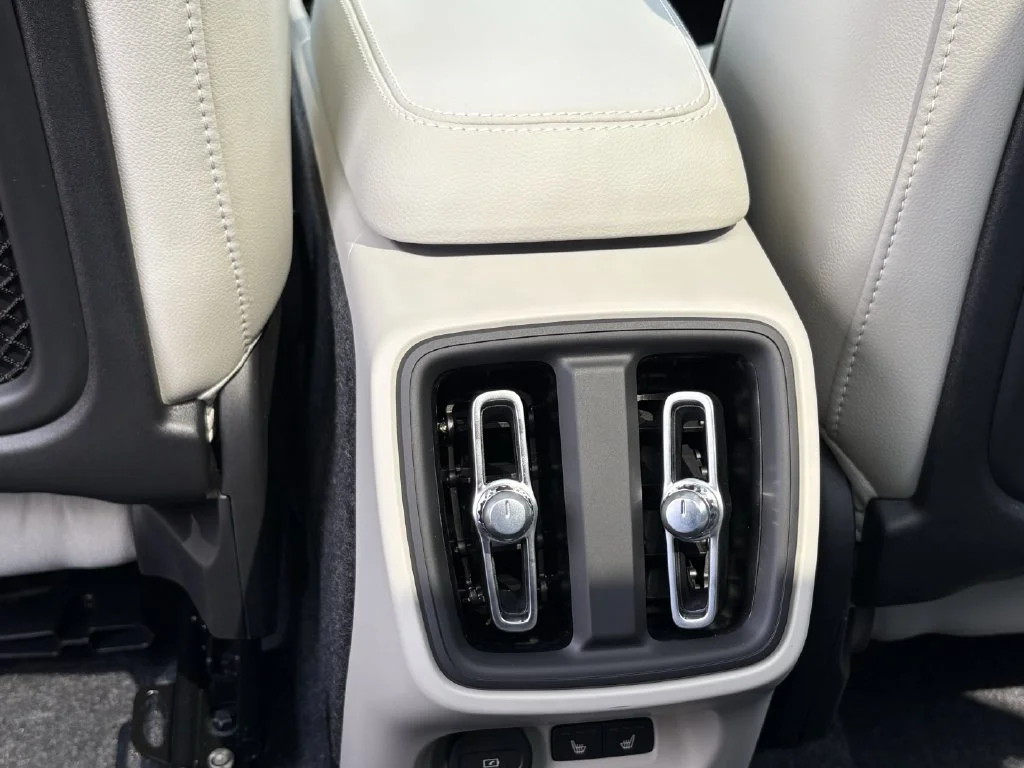 2026 Volvo XC40 Plus - Photo 25