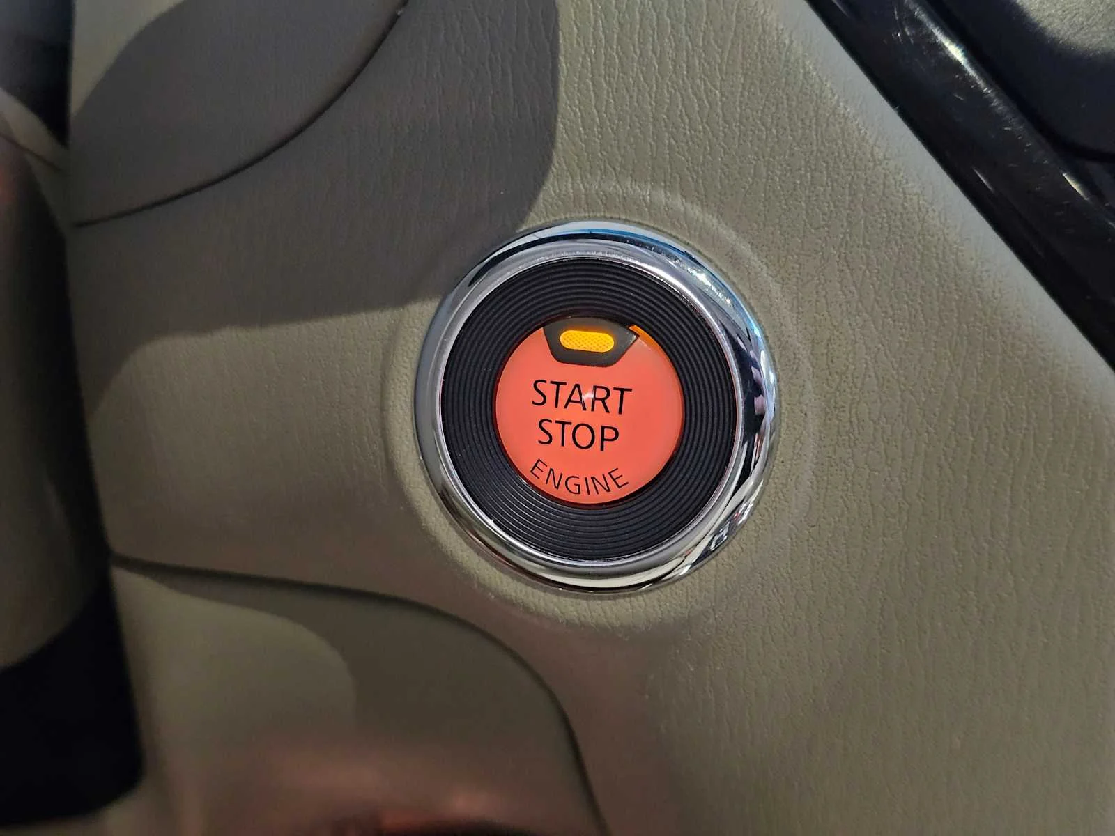 Used 2014 Dark Slate Nissan Platinum image 12
