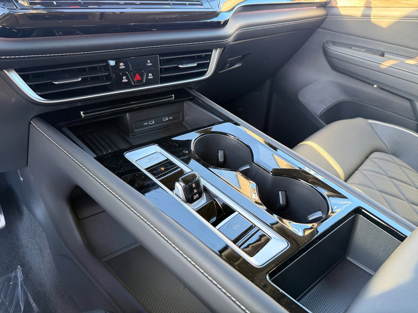 2025 Volkswagen Atlas SEL Premium R-Line - Photo 13