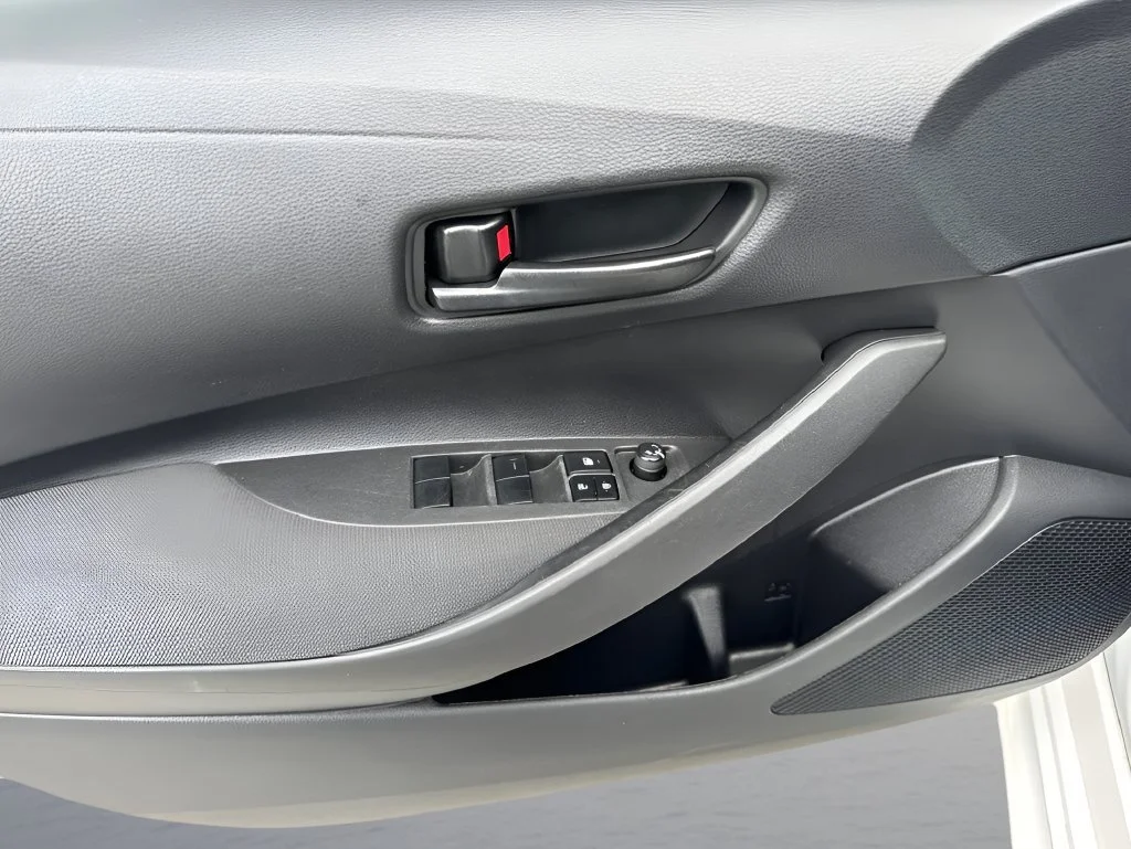 Used 2022 White Toyota LE image 22