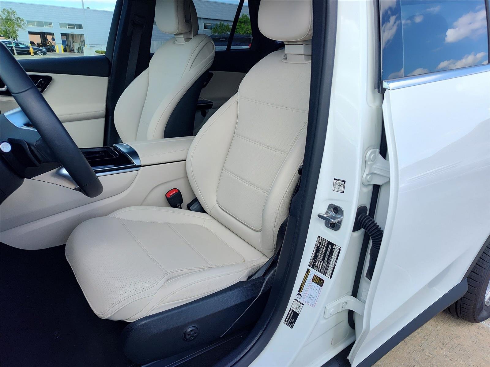 New 2026 Polar White Mercedes-Benz GLC 300 image 6