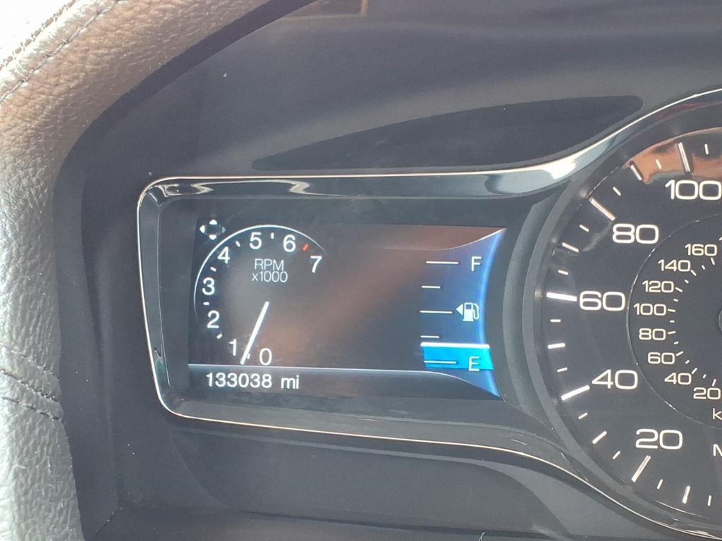 Used 2015 White Lincoln Base image 22