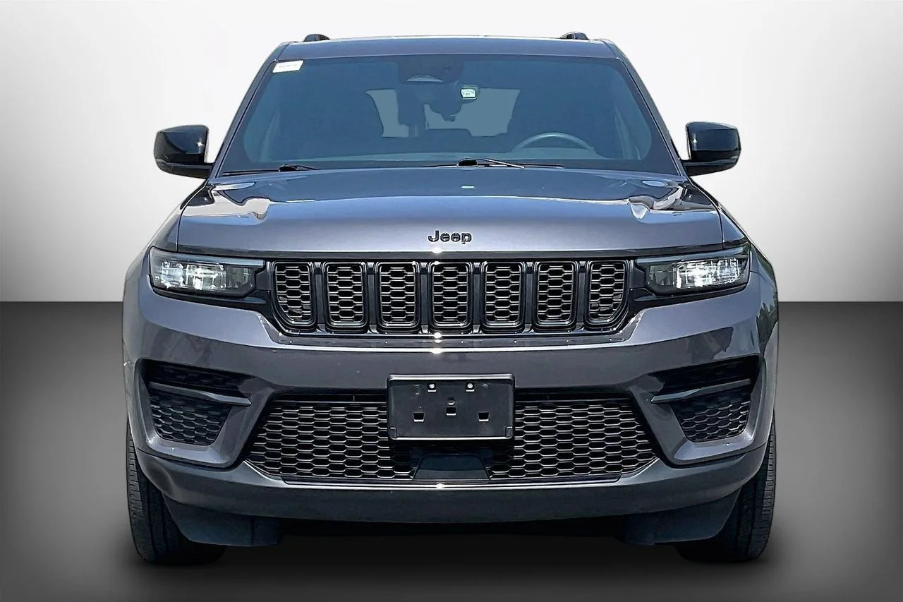 Used 2023 Gray Jeep Altitude X image 3