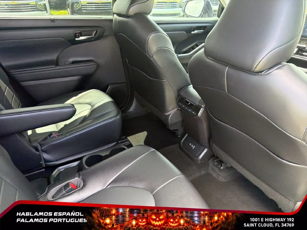 Used 2022 Silver Toyota XLE image 34