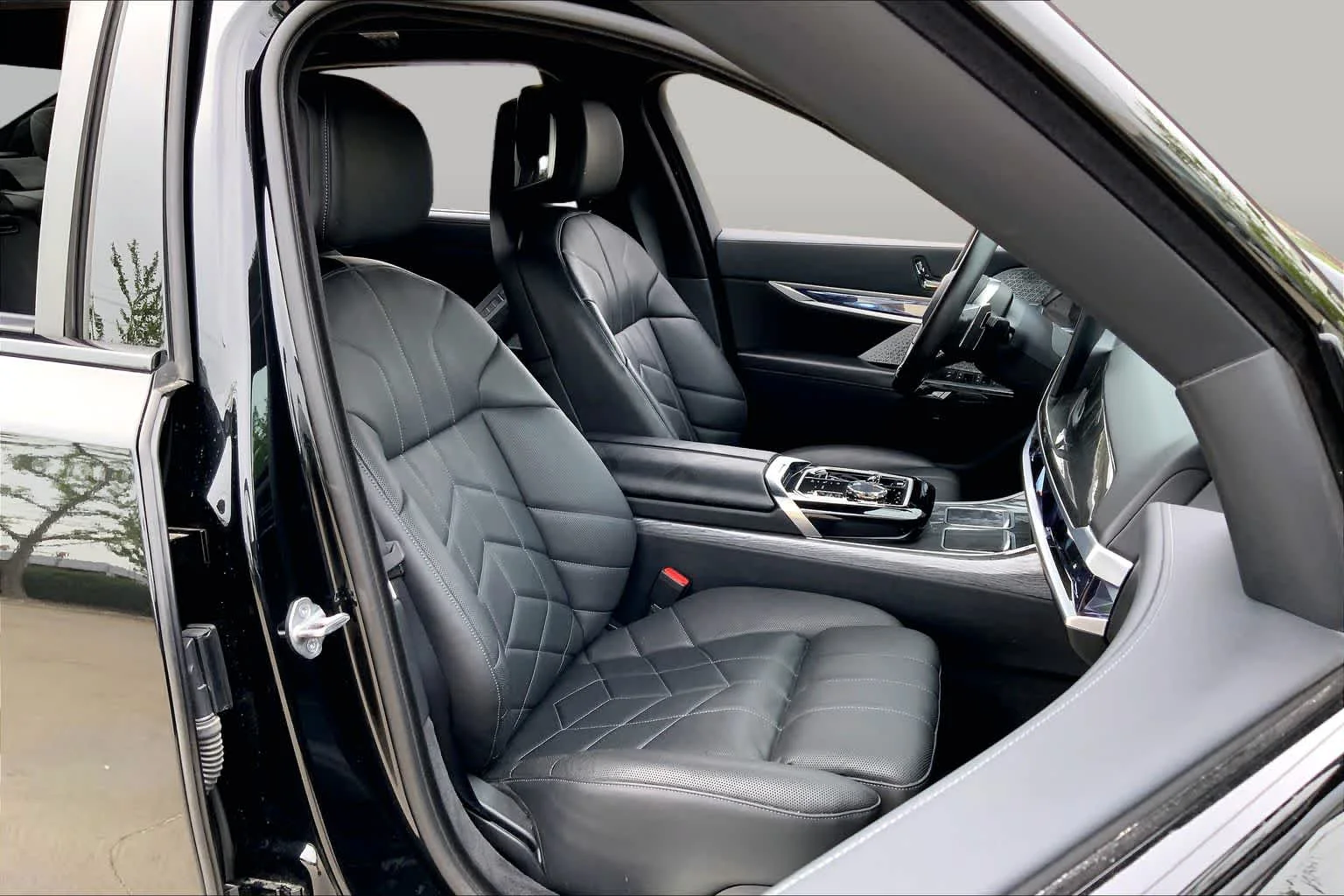 Certified Used 2024 Black Sapphire Metallic BMW 760i xDrive image 8