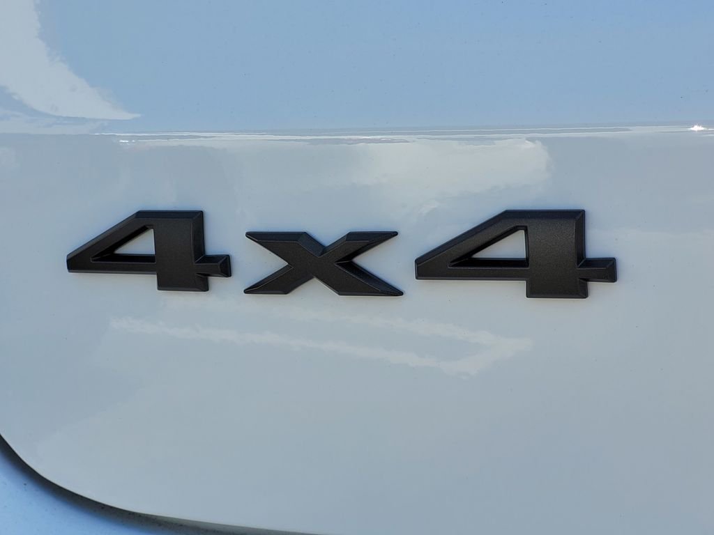 New 2026 White Jeep Latitude image 5