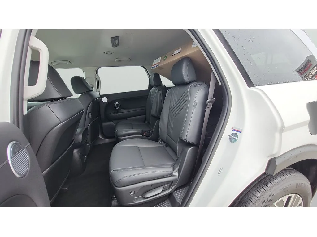 New 2026 Creamy White Pearl Hyundai SEL 7P image 25