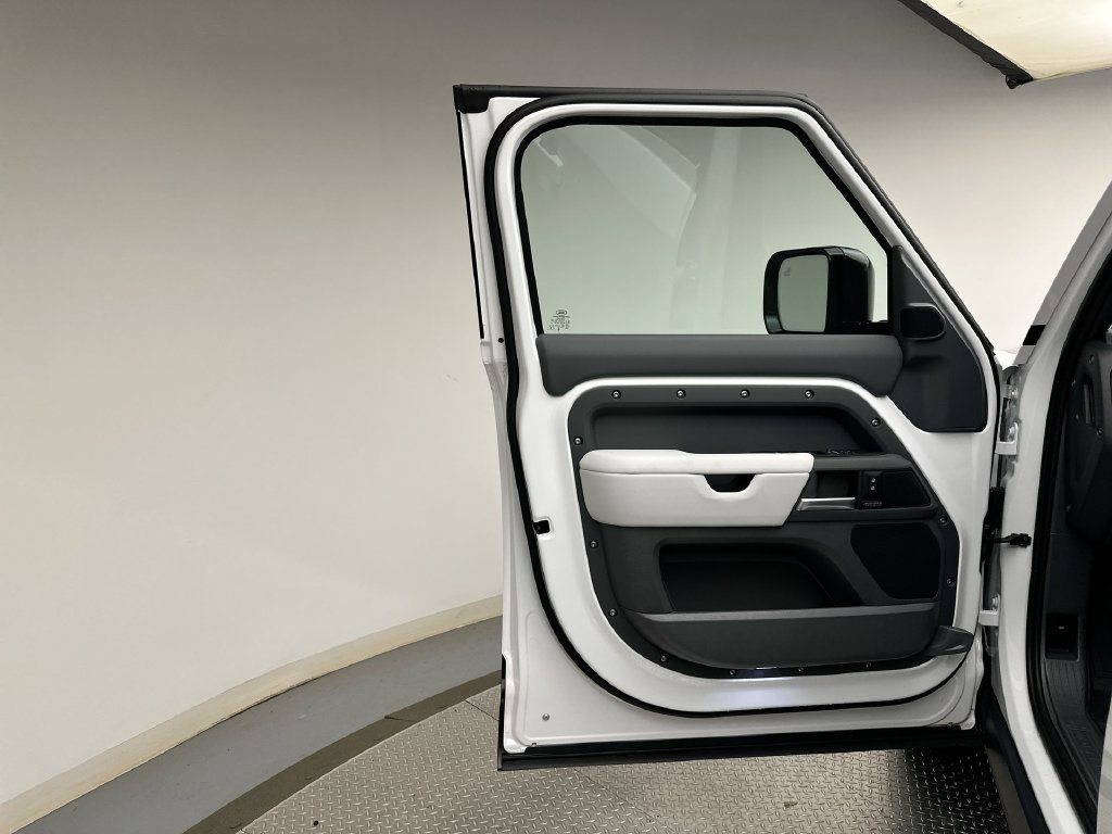 New 2026 Fuji White Land Rover X-Dynamic SE image 9