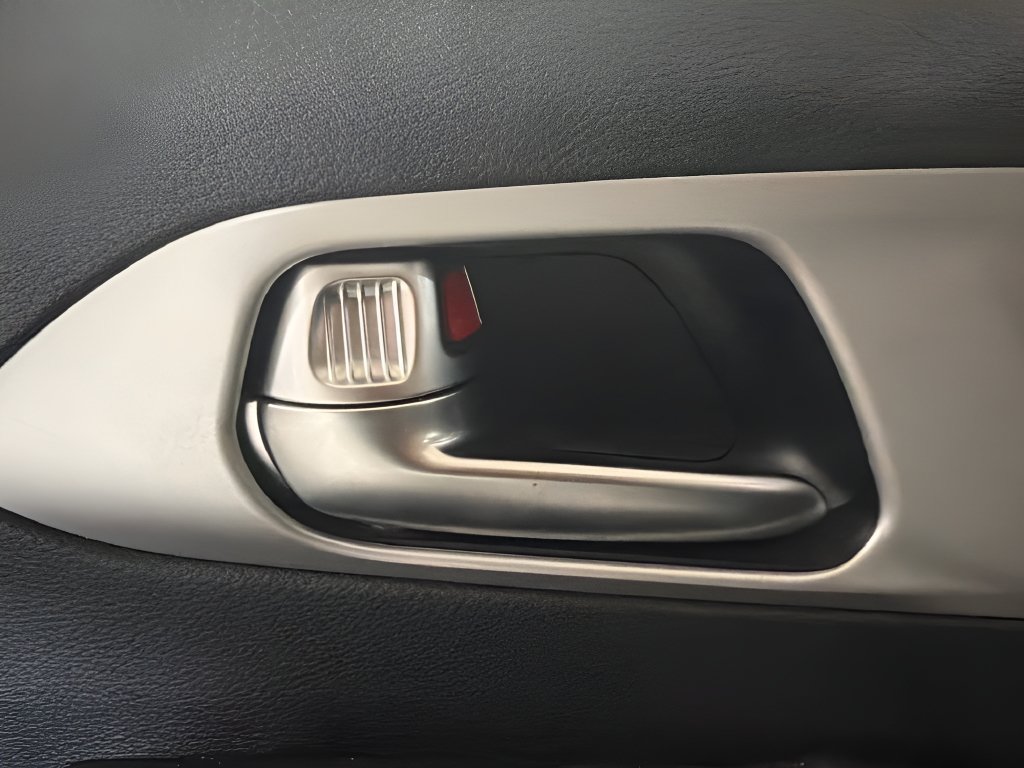 Used 2025  Chrysler Limited image 14