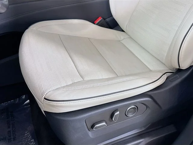 Used 2022 White Cadillac Sport image 22