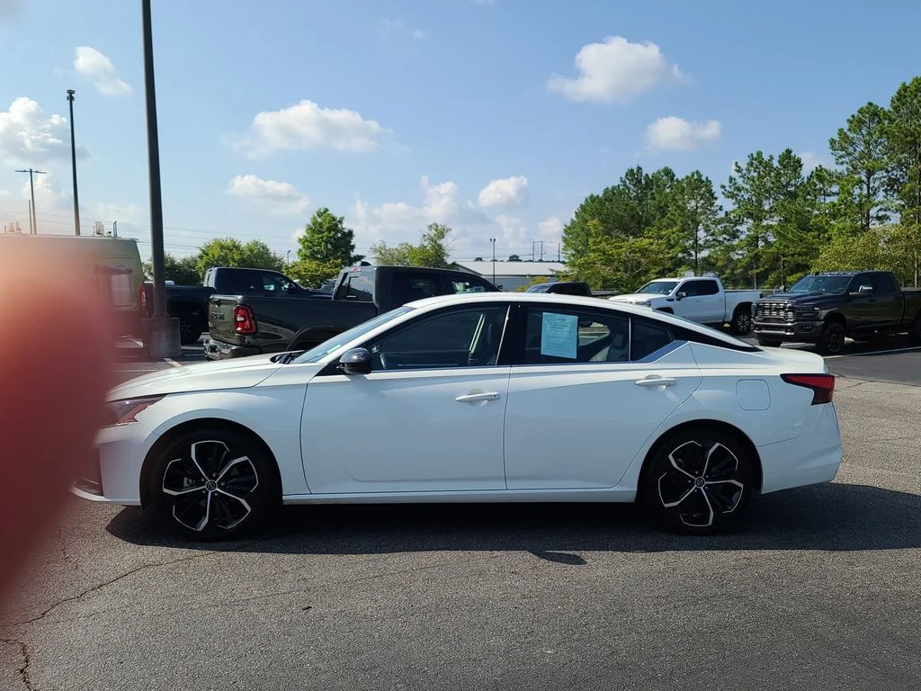 Used 2024 White Nissan 2.5 SR image 4