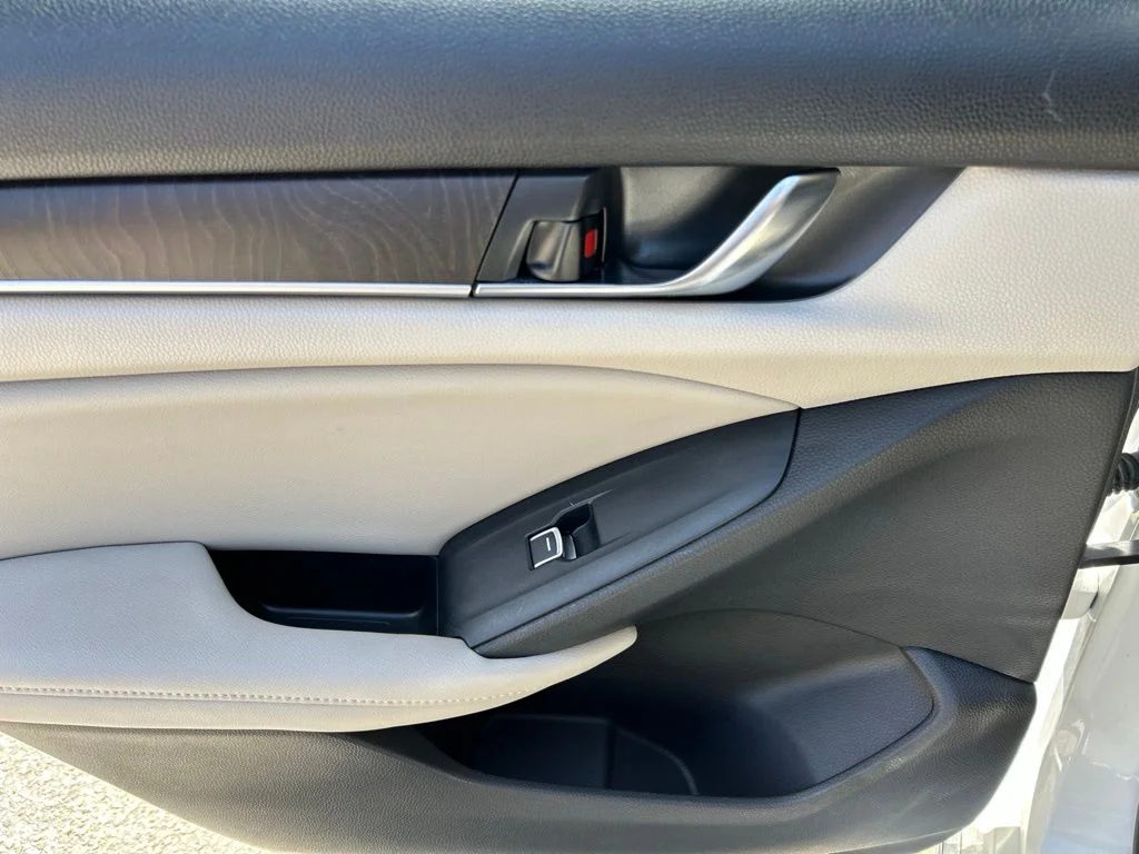 Used 2018 White Honda EX-L image 19