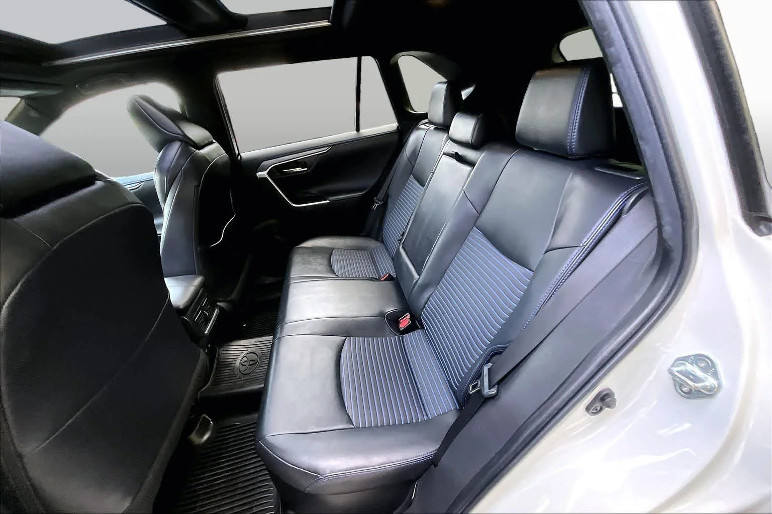 Certified Used 2022 Blizzard Pearl/Midnight Black Metallic Toyota Hybrid XSE image 20