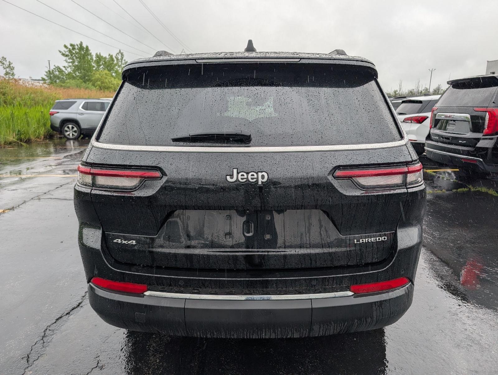Used 2025 Diamond Black Crystal Pearlcoat Jeep Laredo X image 7