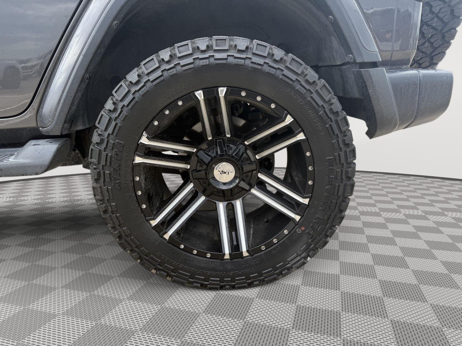 Used 2020 Granite Crystal Metallic Jeep Sahara image 10