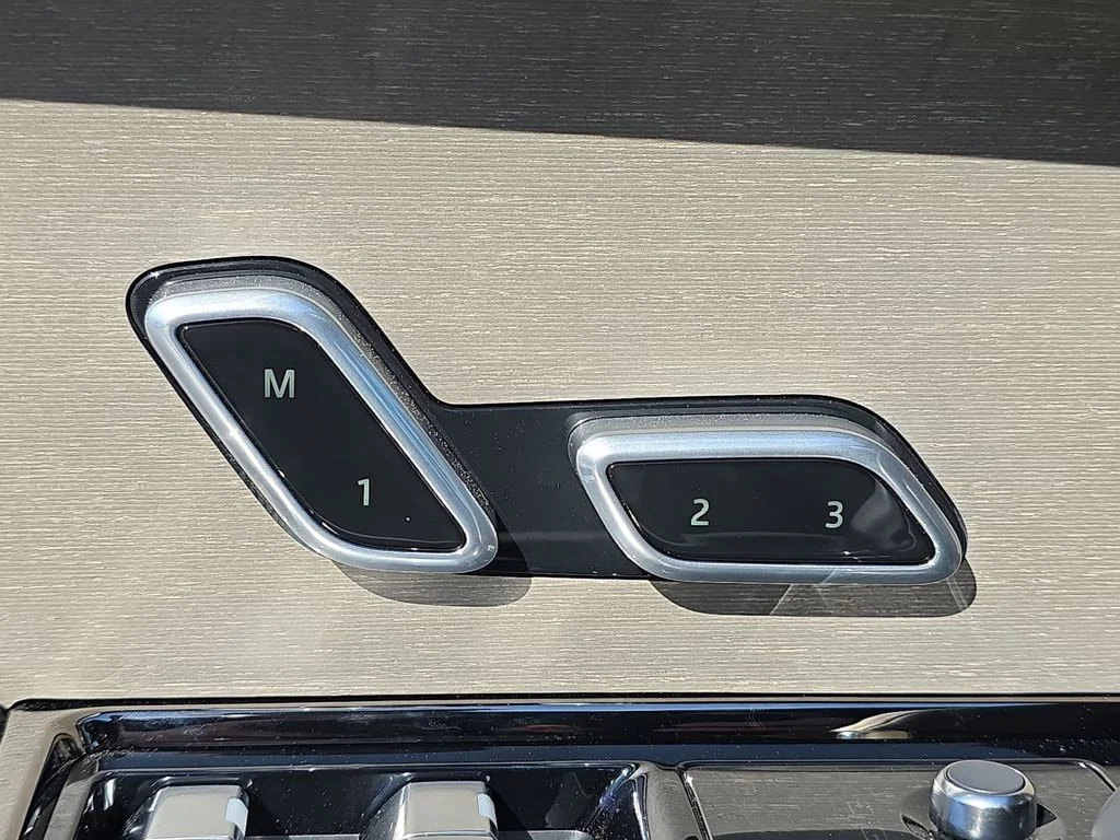 New 2026 Flux Silver Ultra Mettalic Gloss LAND ROVER SV Signature Suite image 30