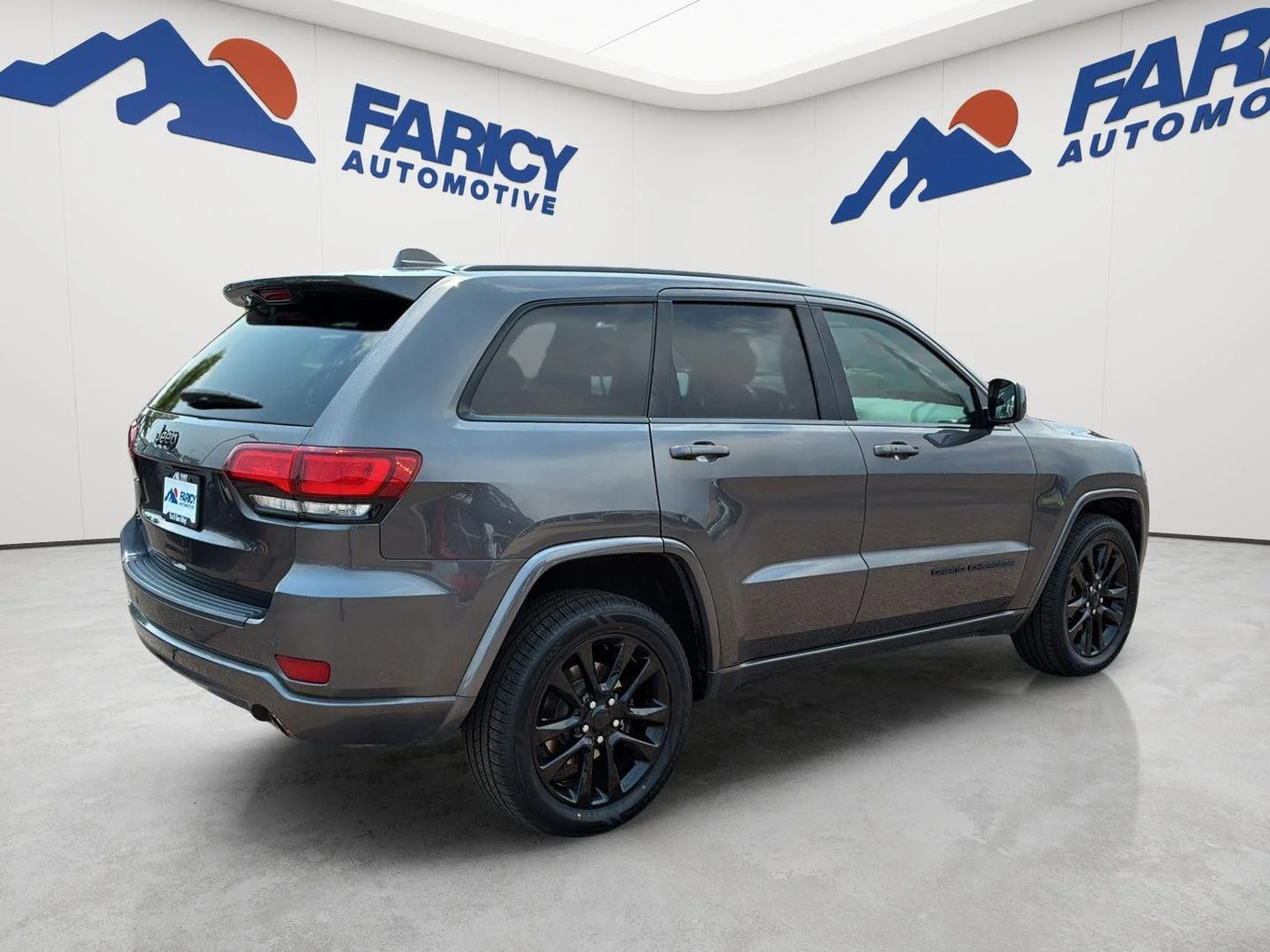Used 2018 Granite Crystal Metallic Clearcoat Jeep Altitude image 5