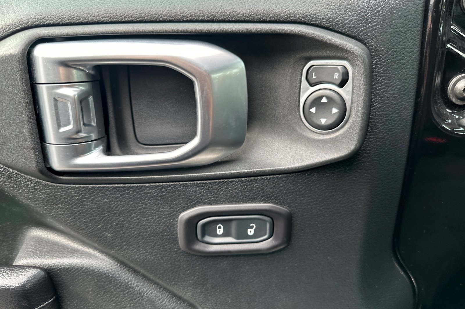 Used 2020 BLACK Jeep Sport S image 10
