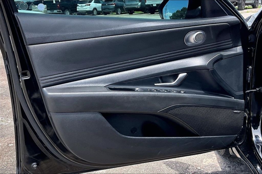 Used 2022 Black Hyundai SEL image 16