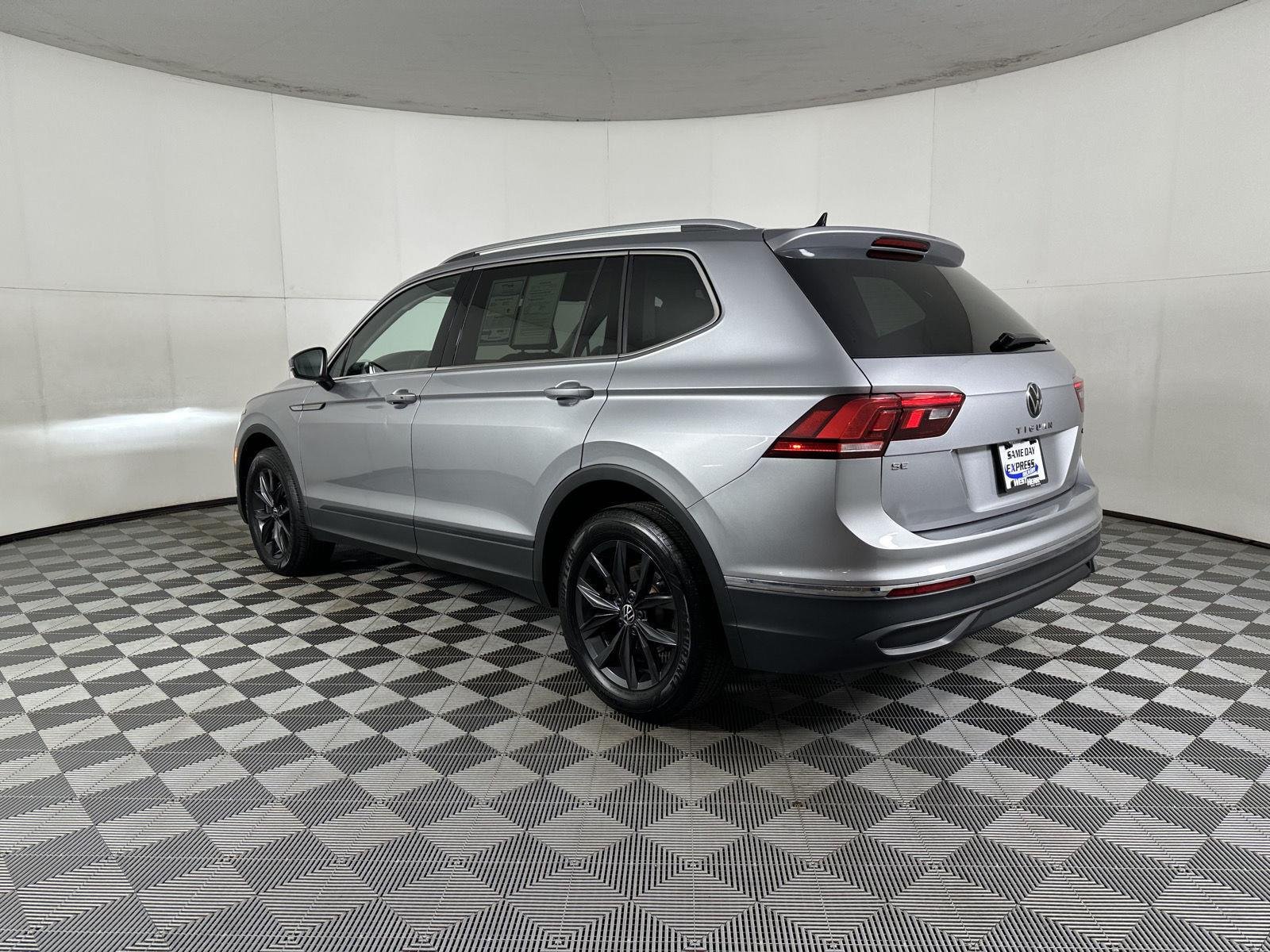 Used 2024 Pyrite Silver Metallic Volkswagen SE image 4