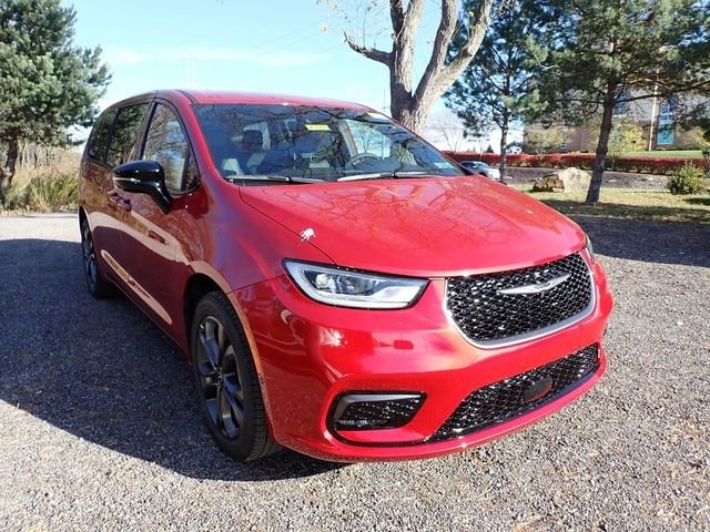 New 2026 Red Hot Pearl-Coat Exterior Paint Chrysler Select image 9