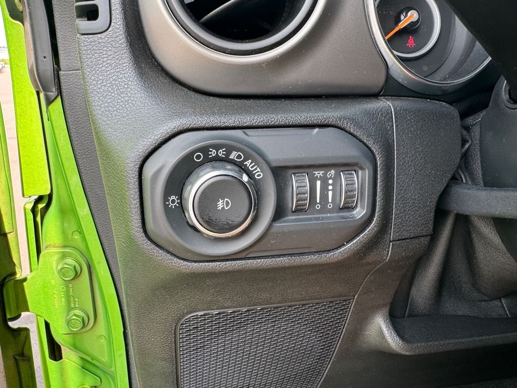 Used 2018 Green Jeep Sport S image 17