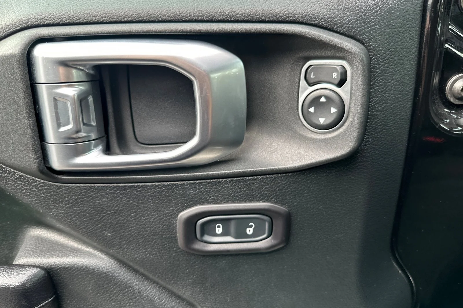Used 2020 BLACK Jeep Sport S image 10
