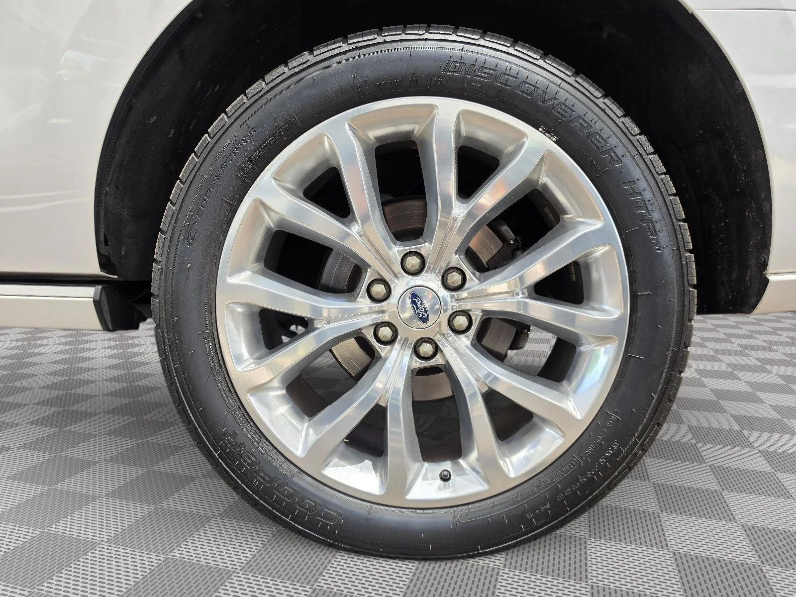 Used 2019 White Platinum Metallic Tri-Coat Ford Platinum image 42