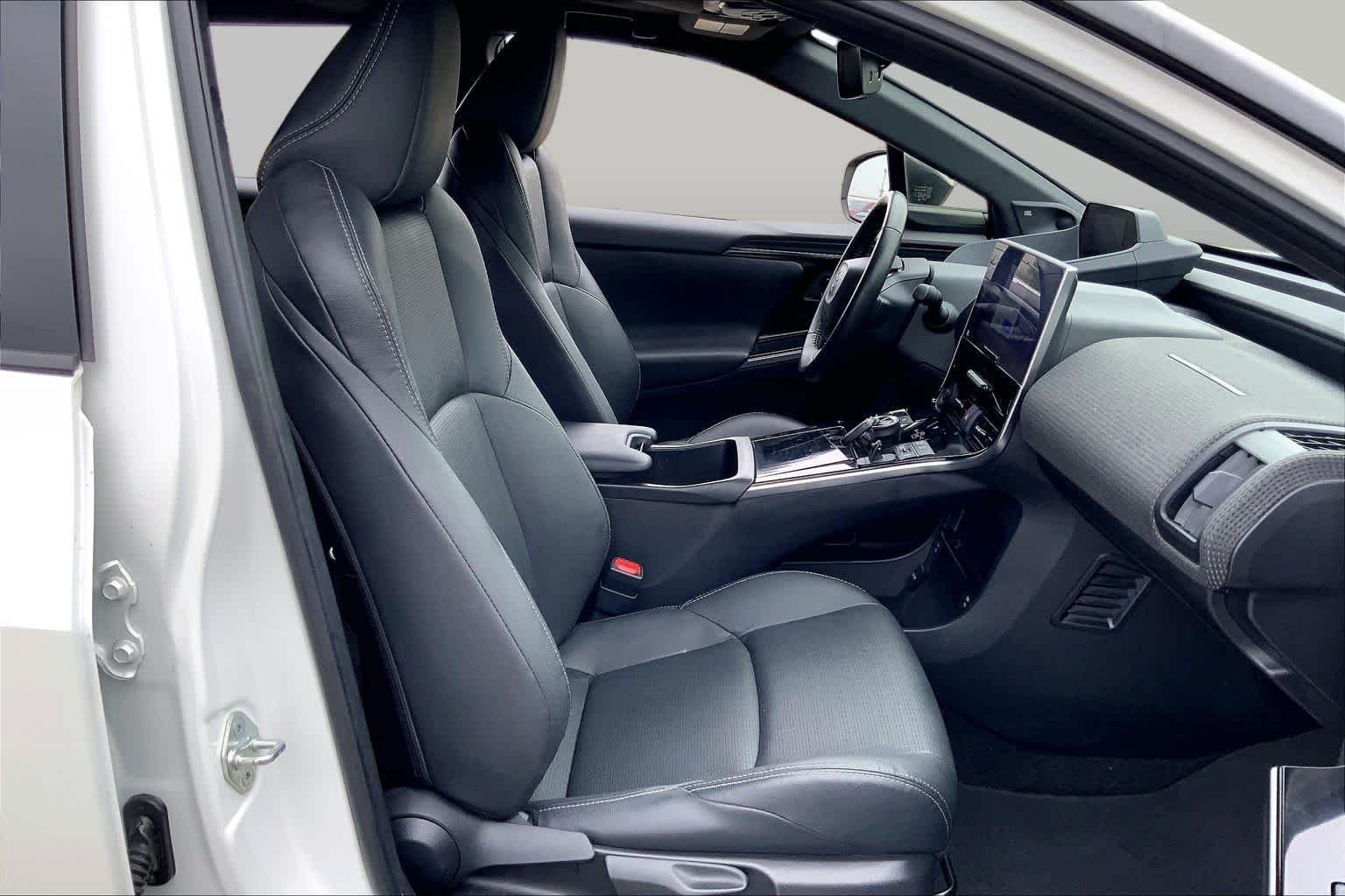 Used 2023 Wind Chill Pearl w/Black Roof Toyota Limited image 8