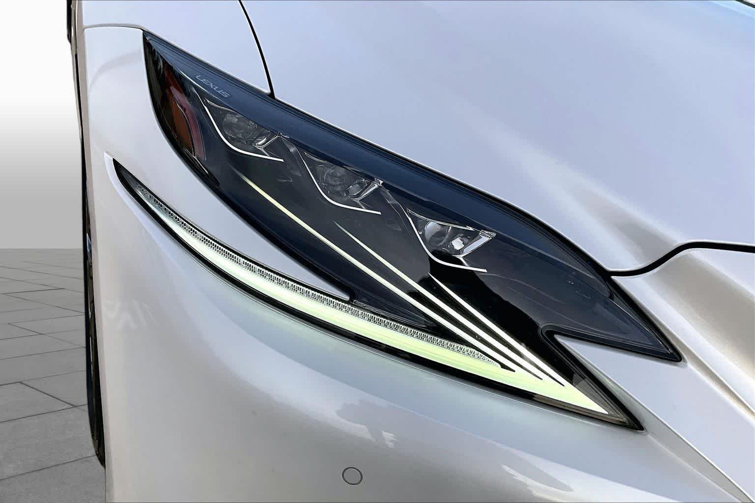 Used 2020 Eminent White Pearl Lexus  image 27
