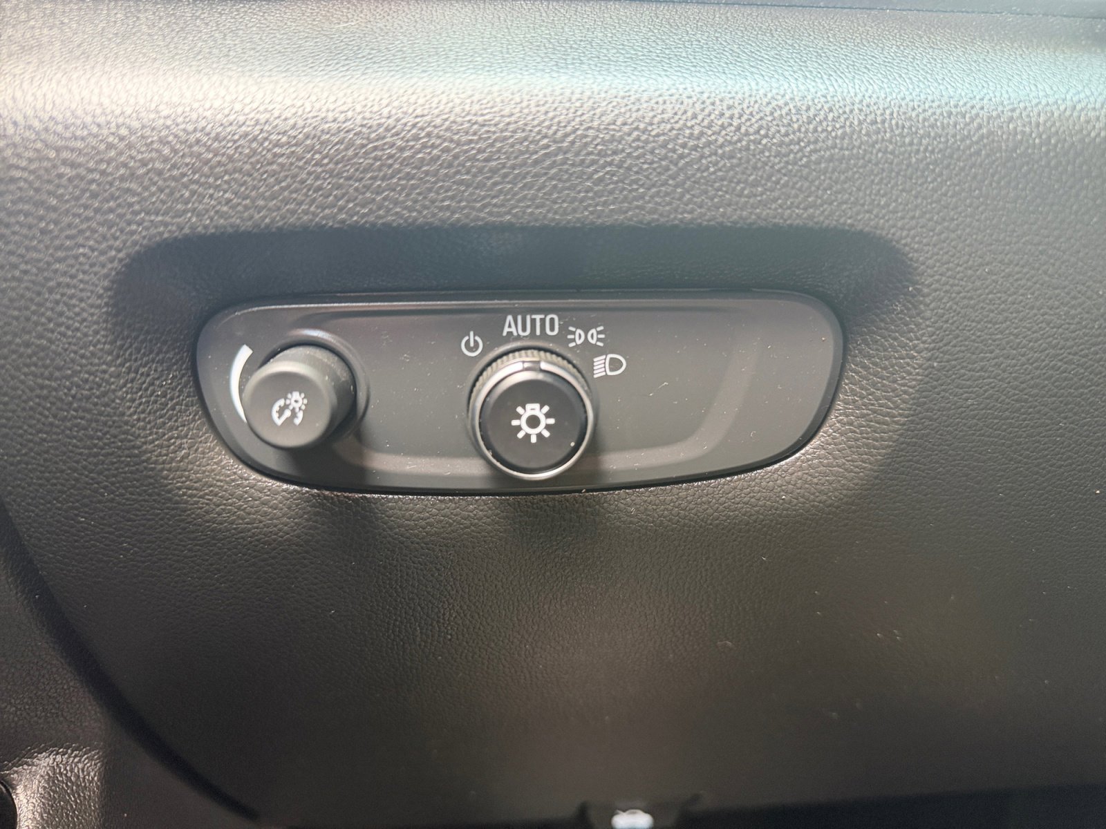 Used 2022 Summit White Chevrolet LT Cloth image 17