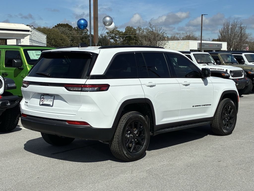 New 2026 Bright White Clear-Coat Exterior Paint Jeep Altitude image 5