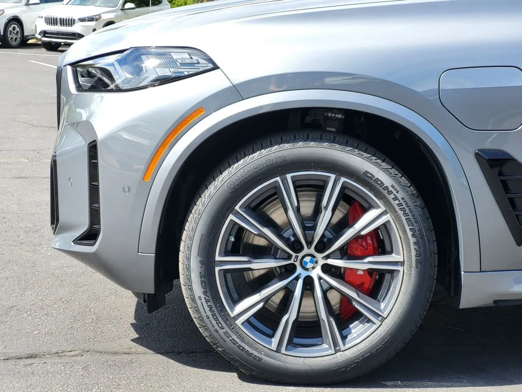 New 2026 Skyscraper Grey Metallic BMW xDrive50e image 5