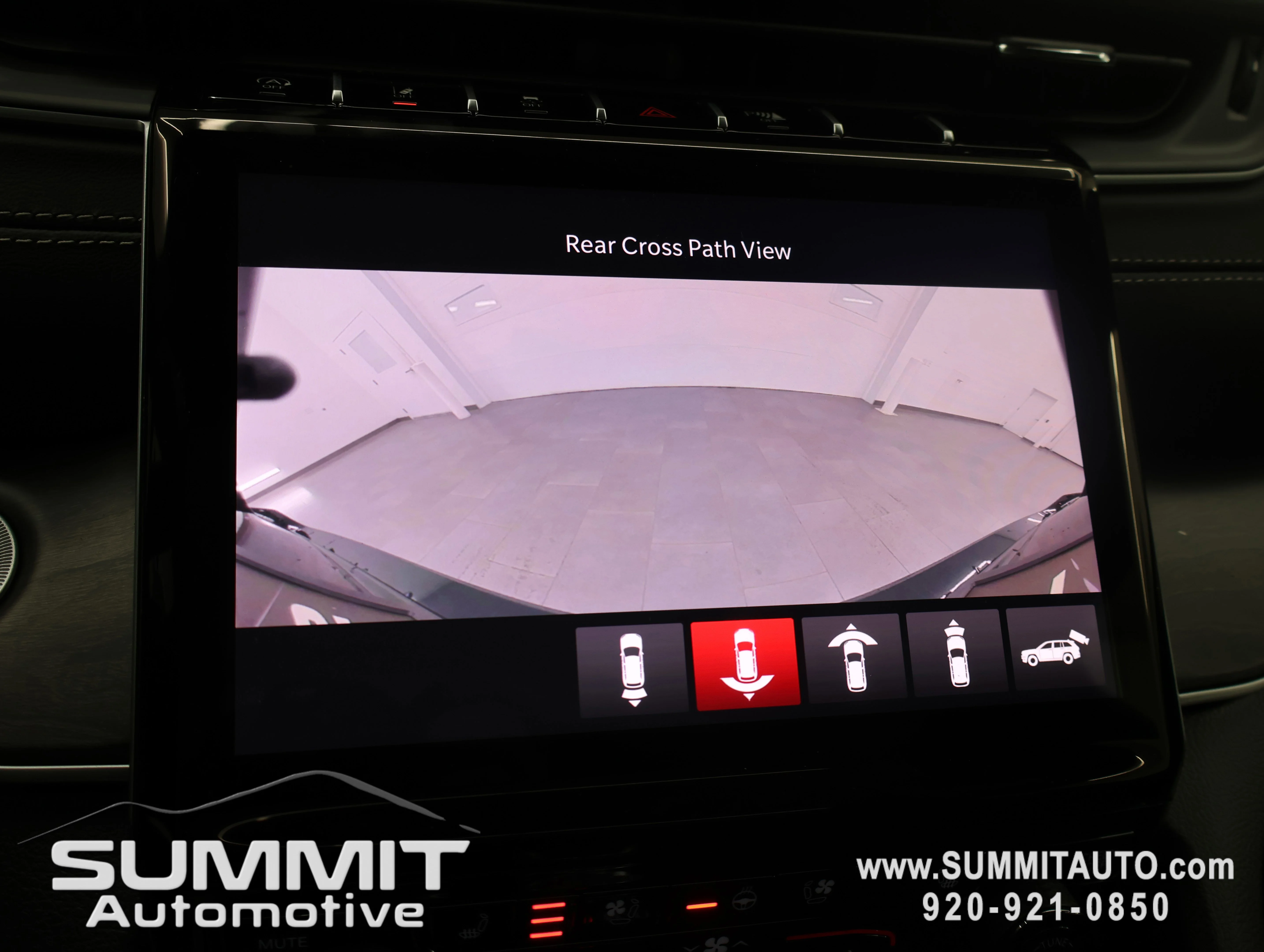 New 2025 Diamond Black Crystal Pearl-Coat Exterior Paint Jeep Limited image 17