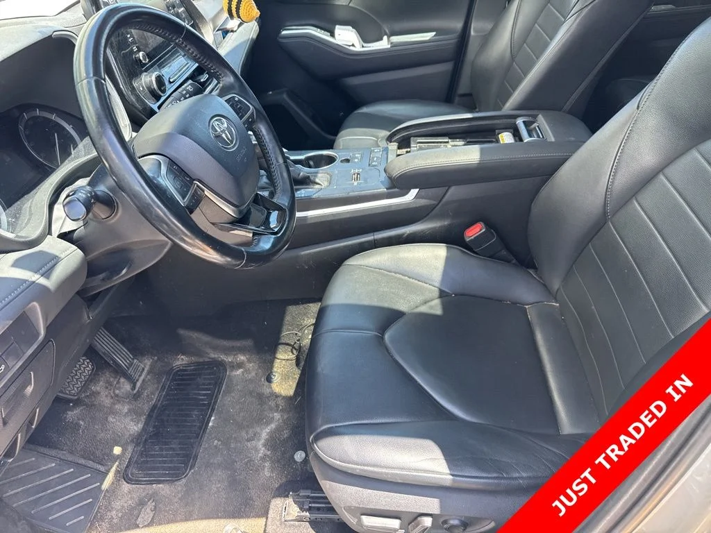 Used 2020 Silver Toyota XLE image 10