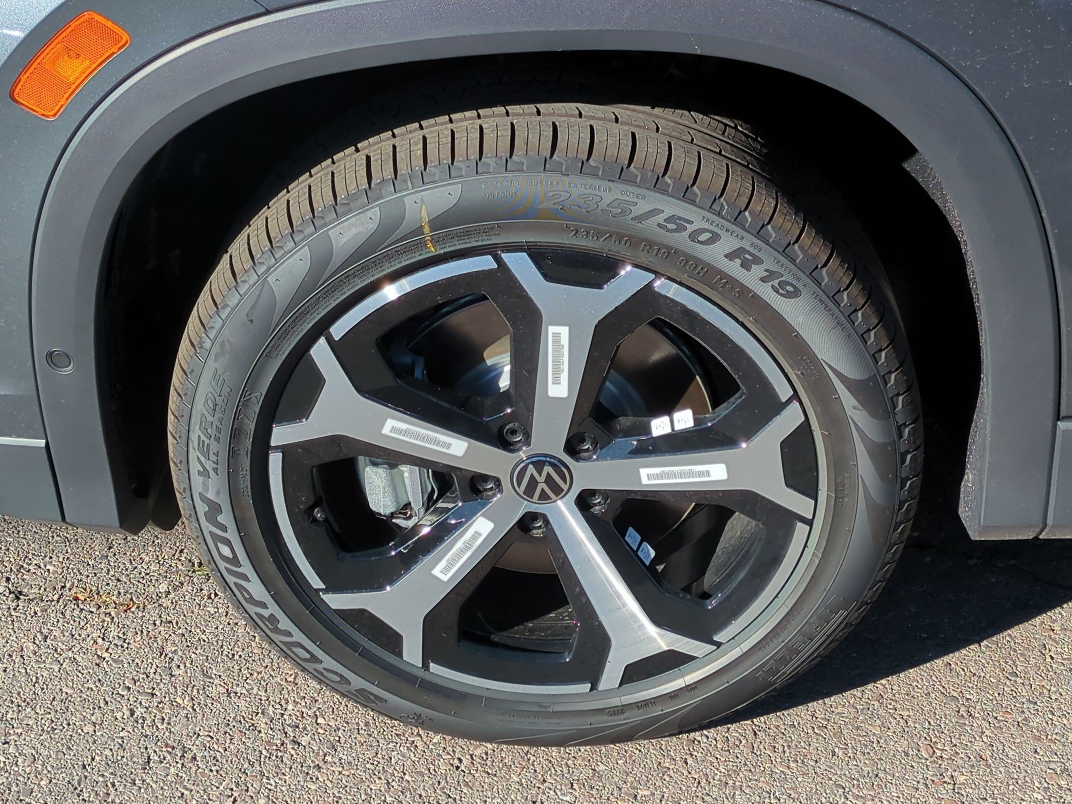 New 2025 Platinum Gray Metallic Volkswagen SE image 16