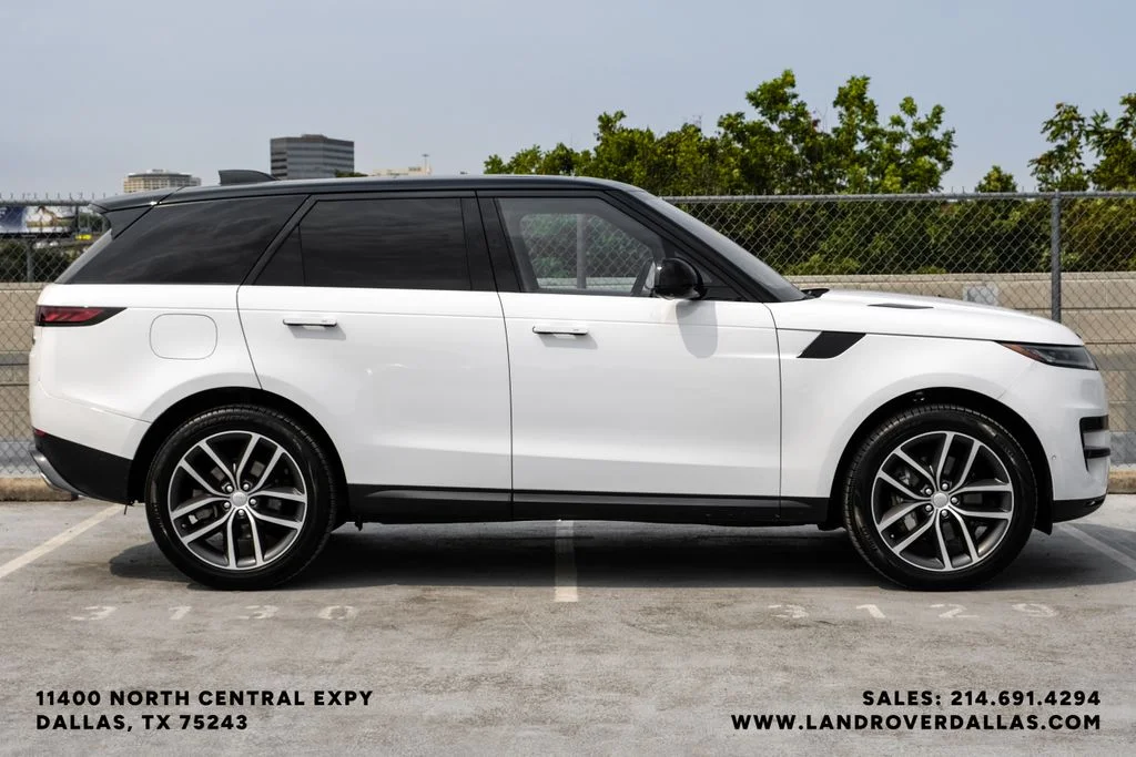 Used 2023 Fuji White Land Rover SE image 7