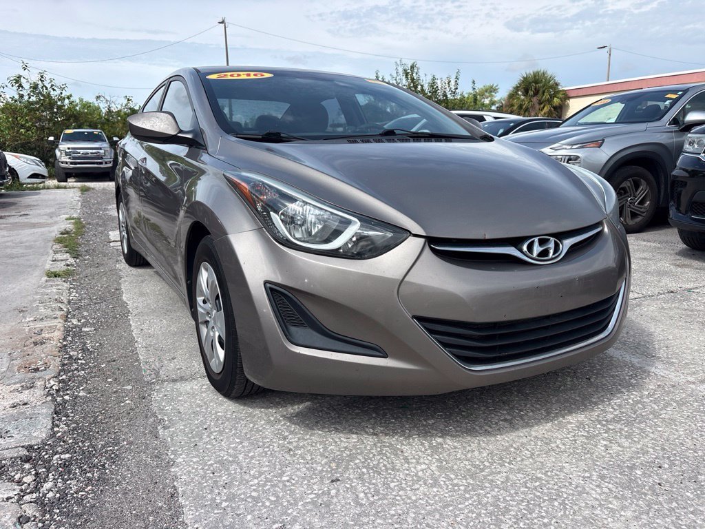 Used 2016 Brown Hyundai SE image 1