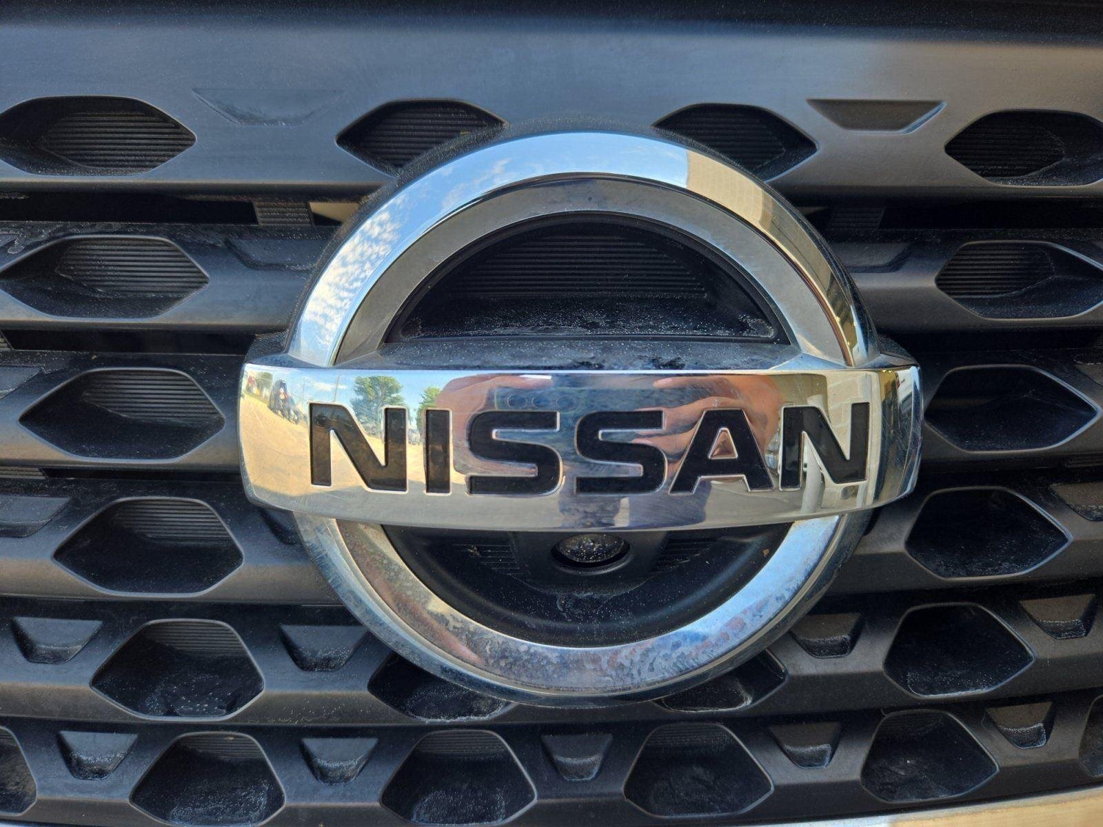Used 2019 Aspen White Nissan SR image 11
