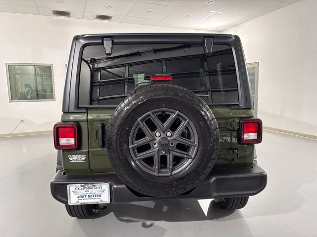 Used 2024 Green Jeep Sport S image 7