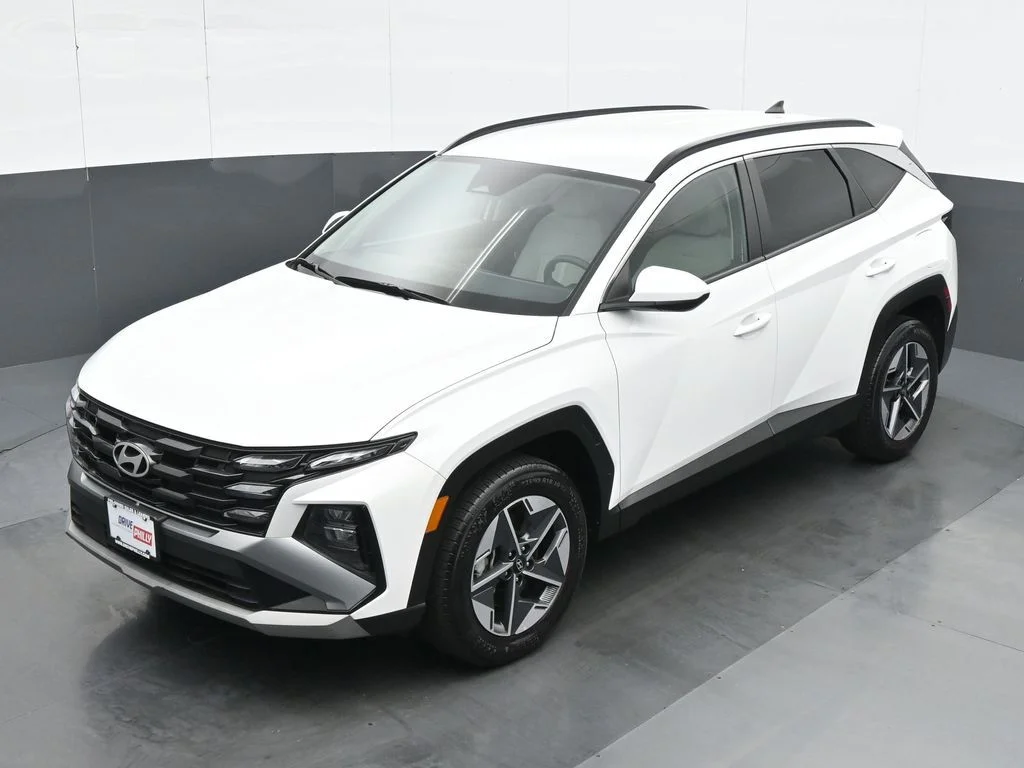 Used 2025 White Hyundai SEL image 17
