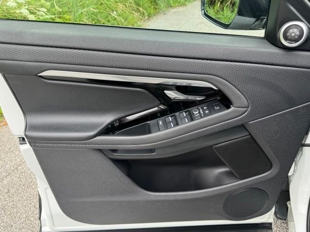 Used 2022 Fuji White Land Rover Dynamic image 8