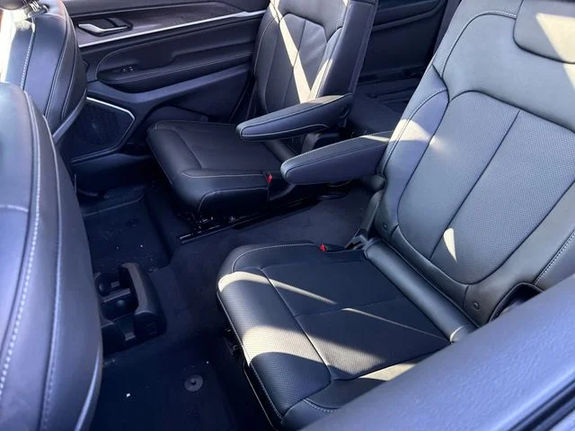 New 2026 Baltic Gray Metallic Clear-Coat Exterior Paint Jeep Limited Reserve image 28