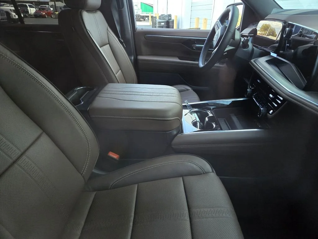 Used 2025 Iridescent Pearl Tricoat Chevrolet High Country image 4