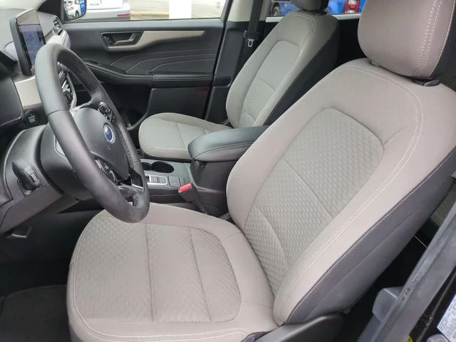 Used 2022 Black Ford SE image 14