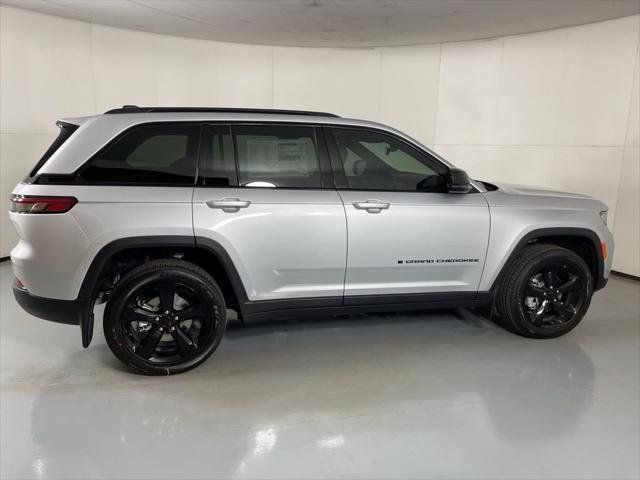 New 2025 Silver Zynith Exterior Paint Jeep Altitude X image 9