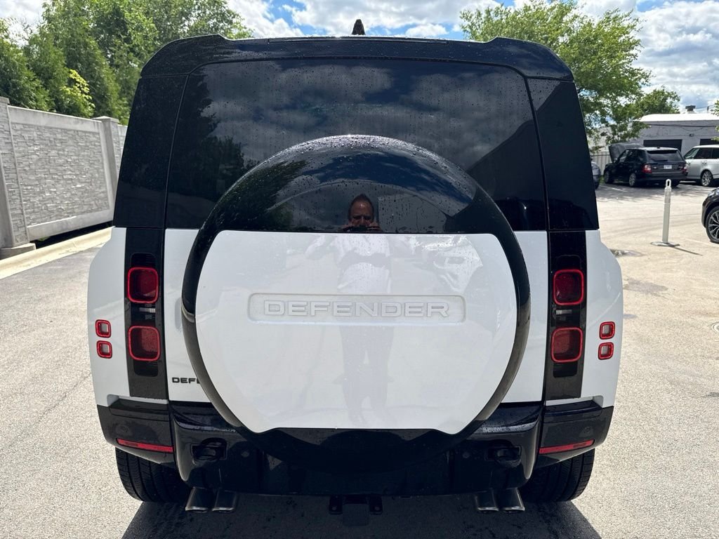 Used 2025 White Land Rover X-Dynamic SE image 4