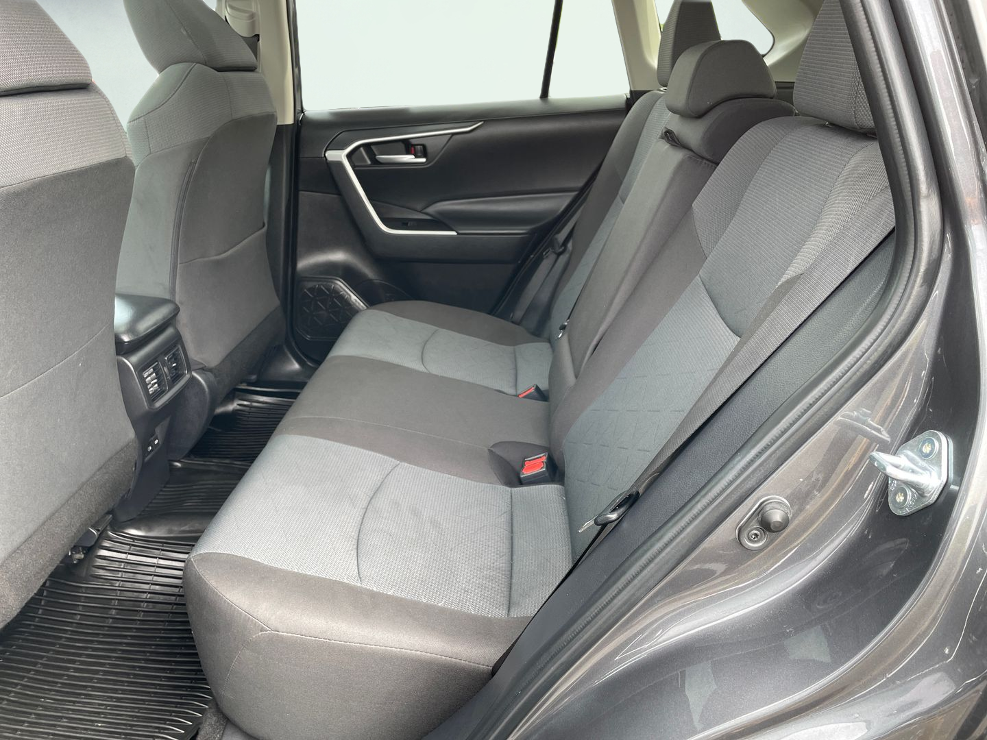 2025 Toyota RAV4 XLE - Photo 14