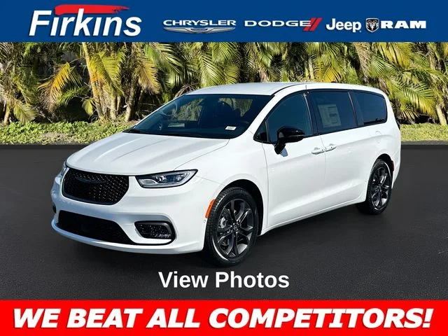 2026 Chrysler Pacifica Select's photo