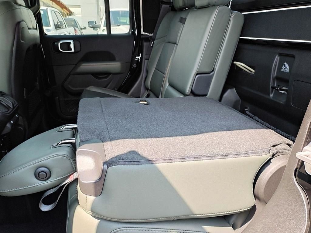 New 2026 Black Clear-Coat Exterior Paint Jeep Mojave X image 32